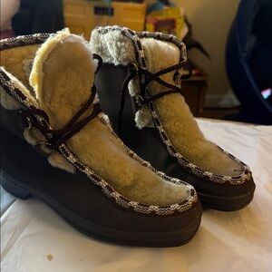 Vintage Snowland Brown and tan suede leather ankle boots with faux fur lining